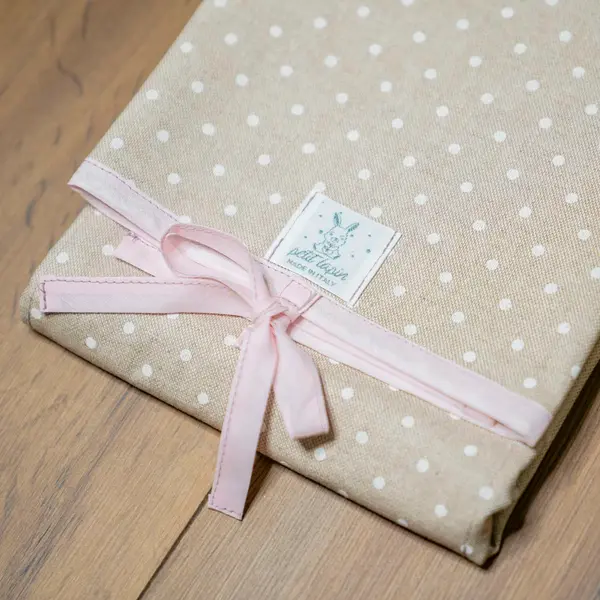 Beige a pois – dettagli rosa