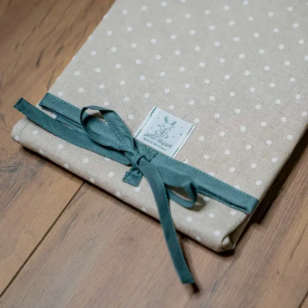 Beige a pois – dettagli verdi