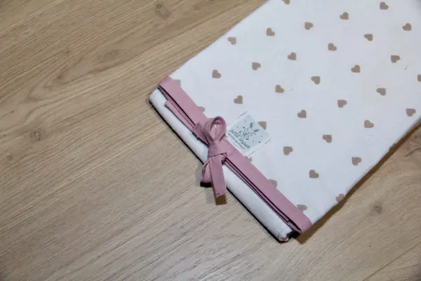 Bianco a cuori color corda – dettagli rosa