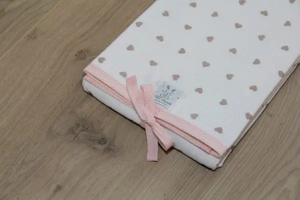 Bianco a cuori color corda – dettagli rosa a pois