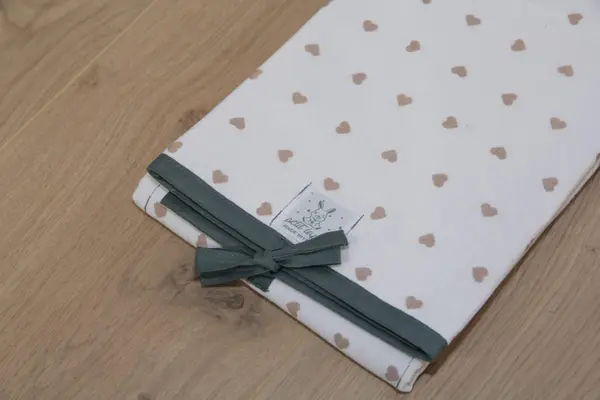 Bianco a cuori color corda – dettagli verde