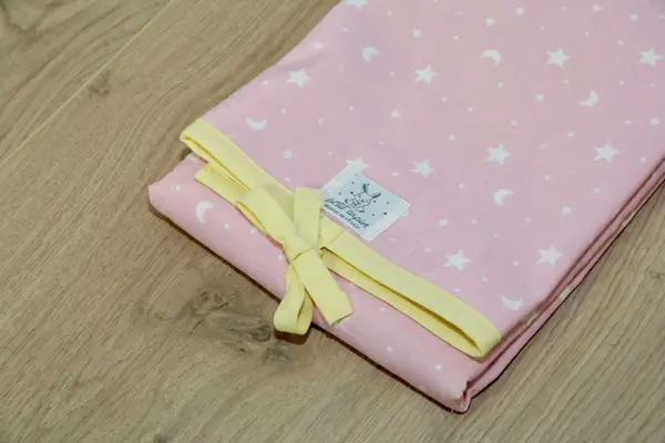 Rosa, luna e stelle – dettagli giallo pastello