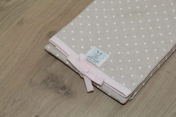 Color corda a pois bianchi – dettagli rosa pastello