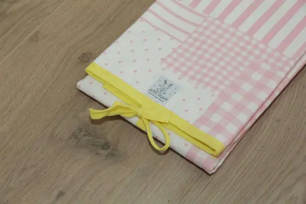 Bianco, righe e quadri rosa – dettagli giallo sole