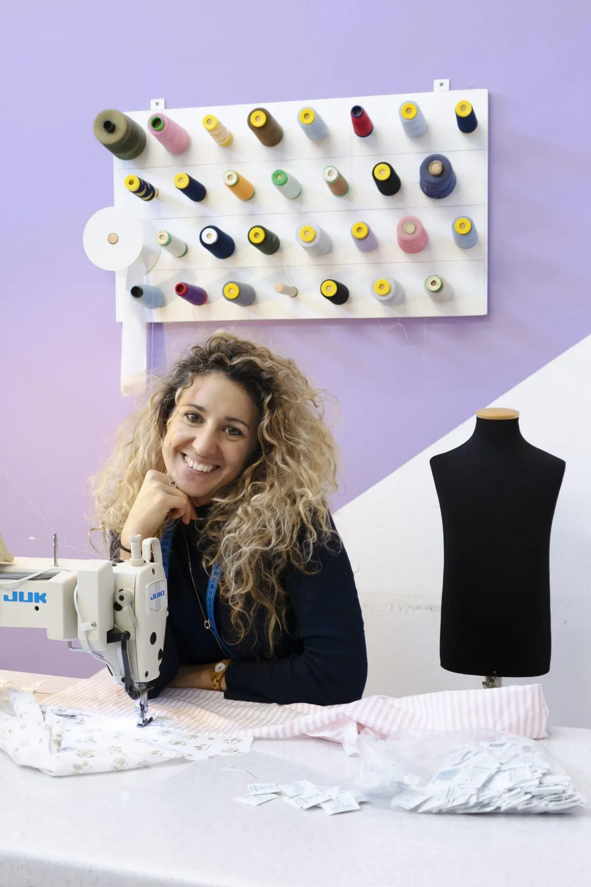 Sara Radice al lavoro tra i suoi tessuti